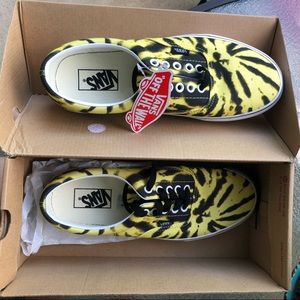 NWT low-top Vans size 9.5 (women) 8 (men)